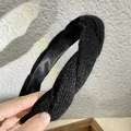 Gros plan du bandeau tricoté noir avec des fibres pelucheuses en mohair doux - Noir