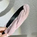 Gros plan du bandeau tricoté rose avec motif torsadé et doublure noire de qualité - Rose