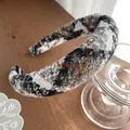 Détail d'un serre-tête en éponge tweed montrant le tissage du tissu et le design - Rayé Blanc
