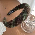 Détail du serre-tête en tweed à carreaux verts avec étiquette Hand Made à l'intérieur - Rayures vertes