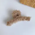 Nahaufnahme einer braunen Plüsch-Haarklammer mit weicher Kunstfell-Textur - Sherpa Khaki