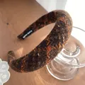Vue détaillée du serre-tête en tweed fait main avec textures brunes et étiquette - Rayures marron