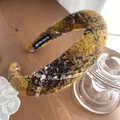 Gros plan d'un serre-tête en tweed fait main avec motif à carreaux jaune et étiquette - Carreaux Jaune
