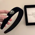 Serre-tête élégant en velours noir avec cœur en strass pour un effet de volume chic - Style Cœur en Velours Noir