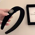 Serre-tête élégant en velours noir rembourré avec ornement en cristal de style rétro - Style Carré en Velours Noir