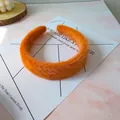 Diadema de felpa naranja vibrante con piel sintética gruesa para un estilo de invierno - Naranja Claro
