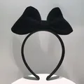 Detail van de grote zwarte fluwelen strik op de hoofdband met premium flocktextuur - Zwart