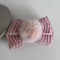 Détail de la pince à cheveux nœud rose tricoté avec pompon et texture tissée - Nœud Rose