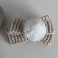 Détail de la barrette à nœud tricoté beige avec pompon blanc et texture gaufrée - Nœud Beige