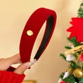 Eleganter roter Samthaarreif mit goldenem Metalldetail in weihnachtlicher Kulisse - Gepolstertes Retro Stirnband / Roter Samt mit Kupferetikett