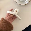 Pince à cheveux en peluche blanche douce pour femme dans un style d'hiver douillet - Blanc