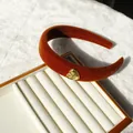 Fluwelen haarband in pompoenbruin met hartvormig gouden metalen accessoire - Karamel Goud Hart Stijl
