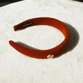 Cerchietto imbottito in velluto caramello con rosa metallica dorata ed etichetta - Camelia Caffè