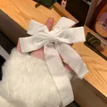 Primer plano de un lazo para el cabello de terciopelo blanco crema con cintas largas - Estilo Lazo con Cinta / Blanco