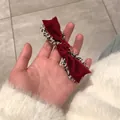 Détail de la pince à cheveux noeud en velours rouge avec bordure en tweed élégante - Rouge