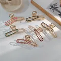 Bovenaanzicht van grote metalen paperclip haarklemmen in zes glanzende kleuren - Paars