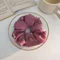 Dettaglio dell'elastico in chiffon color malva con roselline in tessuto e foglie verdi - Rosa 3D (Rosa) / Rosa