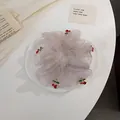 Dettaglio dell'elastico in organza rosa con ciondoli a ciliegia in cristallo - Stile Ciliegia Grigio (C308)