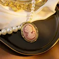 Collar de camafeo vintage con hilo de perlas y silueta femenina en marco dorado - Rosa