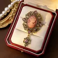 Broche de camafeo vintage con relieve rosa y cristales en una caja de joyería de lujo - Rosa