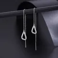 Macro de boucles d'oreilles cœur en argent avec zircons blancs sur support noir chic - Argent