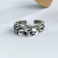 Gros plan montrant le relief artistique du portrait sur la bague en argent vintage - Argent