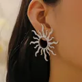 Orecchini a raggiera argentati con raggi ondulati su modella per un look moderno - Stile Fiamma Solare Radiale Argentato (2690)