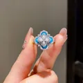 Macro-opname van vintage klaverring met parels, turquoise stenen en micro-pave kristallen - Klavertje Vier Blauwe Steen Parel Stijl - Zilver (30#)