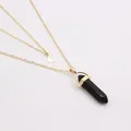 Gros plan d'un collier doré double couche avec croissant de lune et cristal hexagonal noir - Prisme Hexagonal Noir (Obsidienne) / Noir