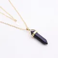 Détail du collier doré à deux rangs avec croissant de lune et pendentif hexagonal bleu - Prisme Hexagonal en Pierre de Sable Bleu / Violet Étoilé