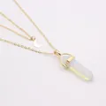 Collier double couche doré avec croissant de lune et pendentif hexagonal en opale blanche - Prisme Hexagonal en Opalite / Blanc Clair