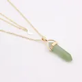 Collier double rangée lune dorée et pendentif cristal hexagonal vert sur fond blanc - Prisme Hexagonal Vert (Aventurine) / Vert
