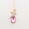 Gros plan du pendentif fleur or rose avec cristal rose en goutte et ruban brillant - Or Rose