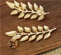 Exquisitos broches de hoja dorada con textura detallada y cierre de mariposa seguro - Forma de Hoja / Dorado