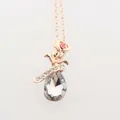 Dettaglio del ciondolo in oro rosa con fiore di rosa e cristallo trasparente a goccia - Bianco Trasparente Oro