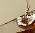 Elegante roségoldene Ginkgoblatt-Brosche mit feinen radialen Texturen auf Vintage-Papier - Gold
