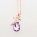 Détail macro du pendentif or rose avec cristal goutte violette et motif de rose - Violet Or