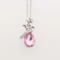 Dettaglio del pendente rosa con cristallo a goccia rosa su una catena d'argento - Rosa argento
