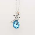 Dettaglio del ciondolo in cristallo a goccia blu cielo con rosa d'argento e strass - blu argento