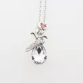 Dettaglio ravvicinato di una collana rosa argento con un ciondolo a goccia di cristallo rosa - Bianco Trasparente Argento