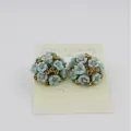 Boucles d'oreilles fleuries avec fleurs en céramique bleu clair et rose et cristaux - Vert