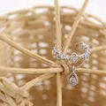 Elegante pendiente de clip plateado con cristales micro-pave y colgante de gota de agua - Pieza Única / Plateado