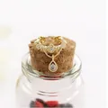 Elegante clip de oreja de corona dorada con diamantes y colgante de gota de agua cristal - Pieza Única / Dorado