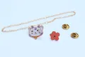 Set de broches de esmalte de gato blanco y flor roja con cadena dorada fina - Gato de la Suerte (Flor Roja)