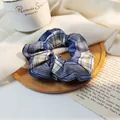 Elastico per capelli a quadri blu con motivo vintage britannico su vassoio di legno - Quadri Blu Notte