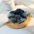 Elastico scrunchie scozzese verde scuro con texture tessuta per acconciature eleganti - Scacchi Verde Scuro