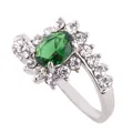 Détail d'une bague avec pierre verte ovale et grappes de cristaux scintillants - US 5 / Vert