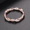 Bague torsadée en or rose pour femme avec cristaux étincelants au design élégant - Taille 6 / Or rose