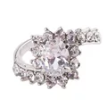 Détail d'une bague avec strass ovale plaquée argent et sertissage micro-pavé scintillant - US 5 / Blanc