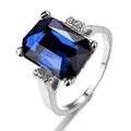 Détail de bague en argent avec cristal bleu taille émeraude et petits diamants blancs - US 7 / Bleu saphir